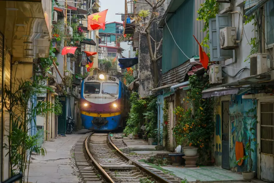 Le train traversant les rues d'Hanoï