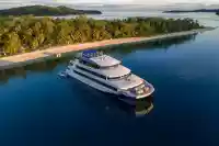 Le Yasawa Princess II ancré à proximité d'une plage