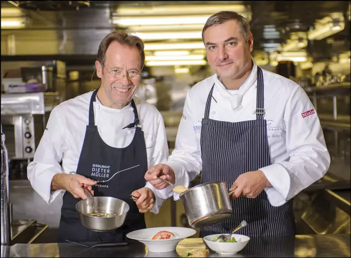 Dieter Muller au travail dans son restaurant de croisière