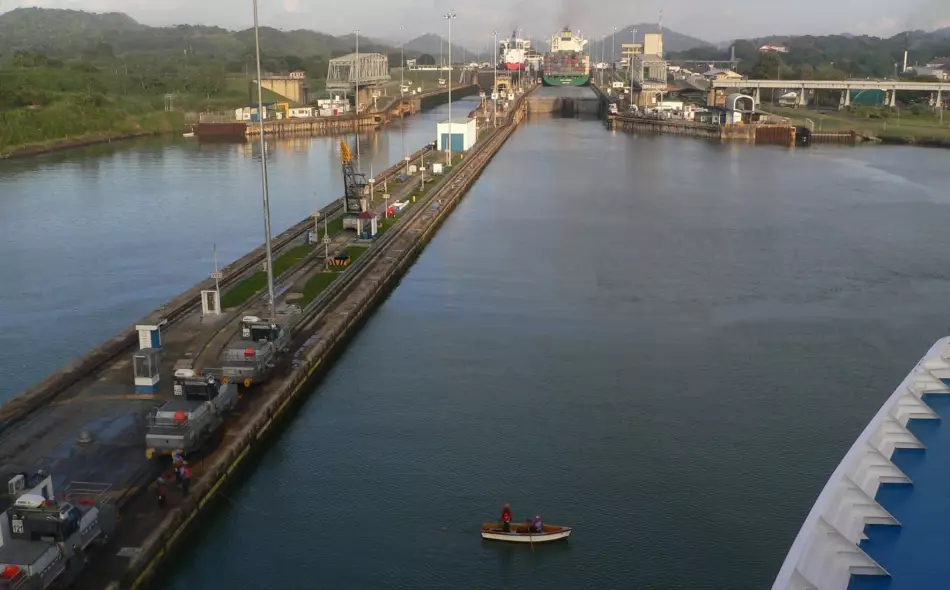 Entrée d'un navire sur le Canal de Panama