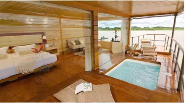 Une piscine dans une cabine de croisière fluviale