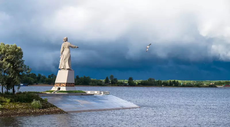 Statue de la mère Volga lors d'une croisière en Russie