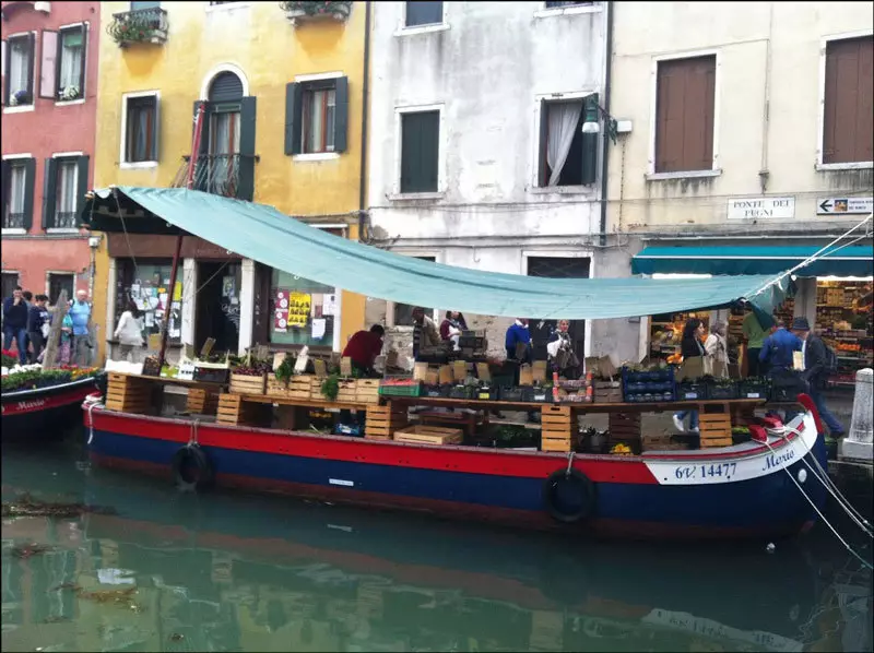 Marchand de légumes et de fruits à Venise