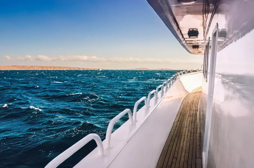 Naviguer sur un petit bateau de croisière