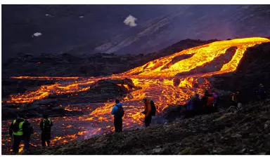 Spectacle d'une éruption volcanique en Islande