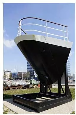 La proue d'un navire de croisière exposé au Havre