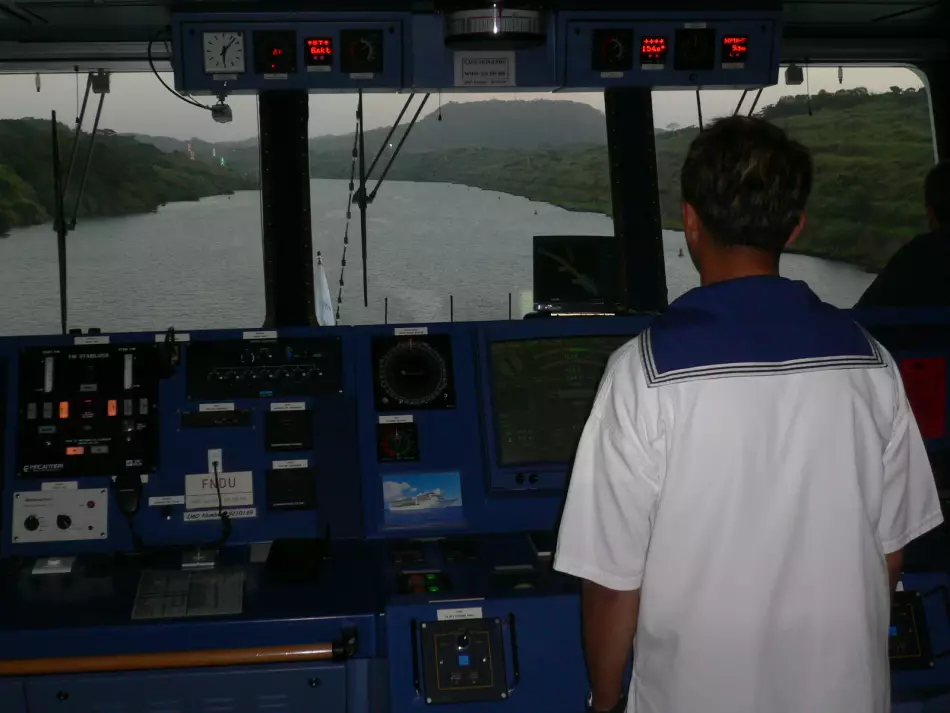 Vue sur le Canal de Panama depuis la passerelle d'un navire de croisière