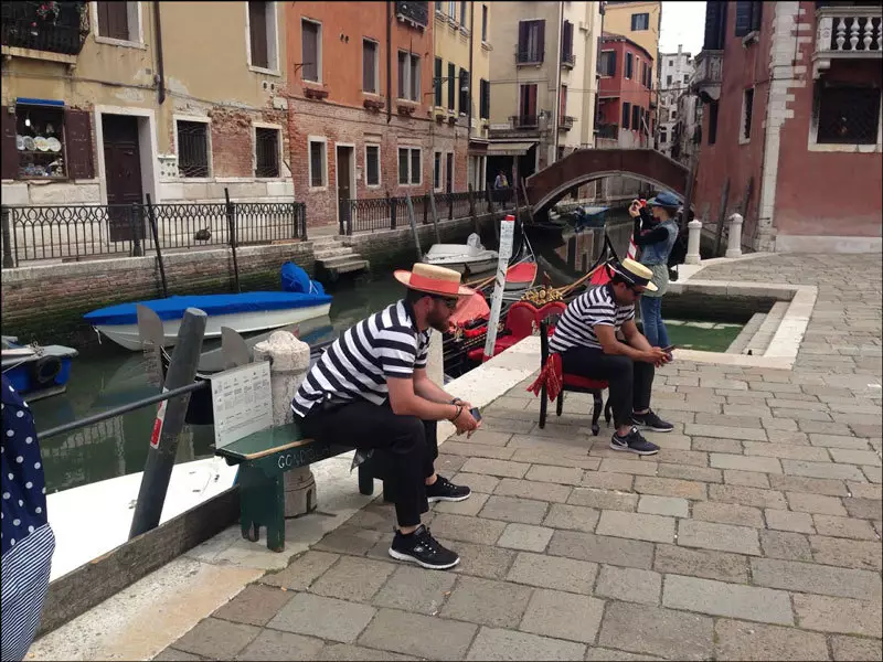Gondoliers en attente à Venise