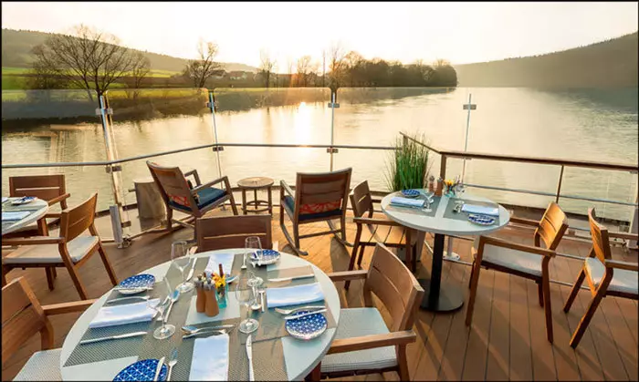 Terrasse d'un navire lors d'une croisière fluviale