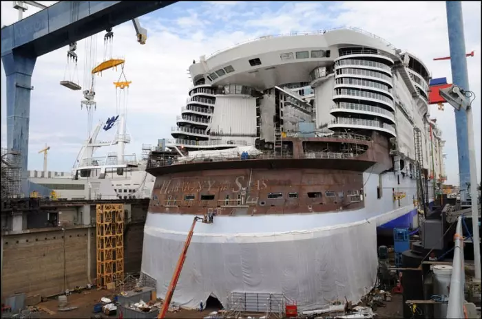 Poupe en construction du Harmony of the Seas