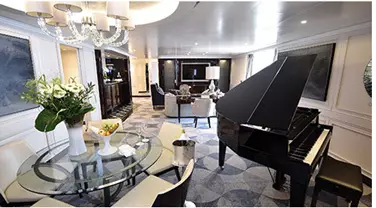 Un piano dans une suite de navire de croisière