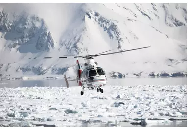 Hélicoptère au dessus d'un fjord gelé