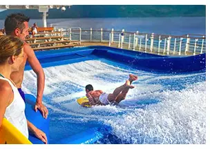 Un simulateur de surf sur un bateau de croisière