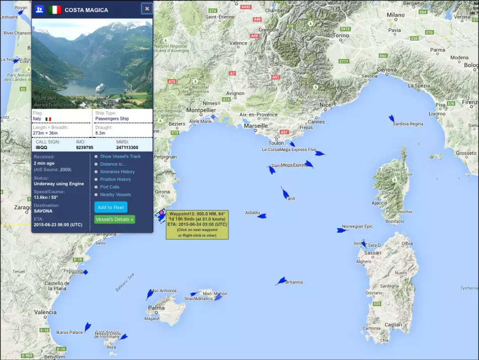 Un bateau de la compagnie Costa en temps réel au milieu de bien d'autres bateaux