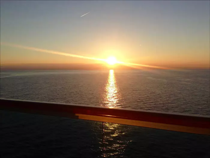 Lever de soleil depuis balcon d'une cabine de bateau