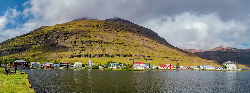 Vue panoramique du port de Seydisfjordur