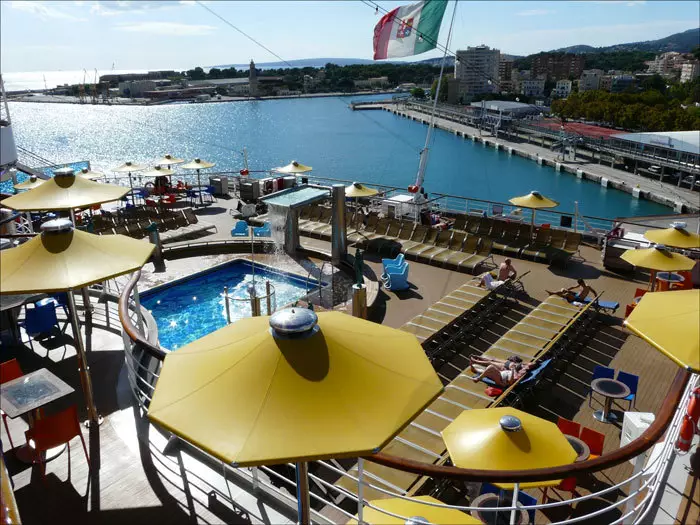 Piscine déserte en croisière