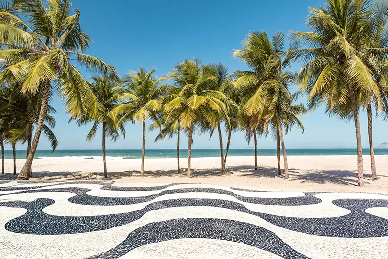 Mosaïque sur le sol de la plage de Copacabana à Rio de Janeiro