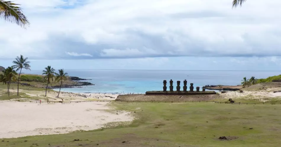Vue sur les célèbres statues de l'Île de Pâques