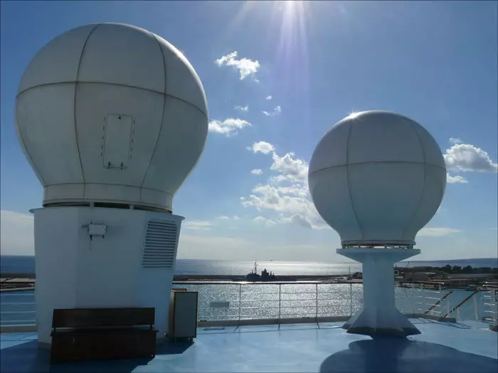 Dispositif de réception du signal satellite pour recevoir Internet en croisière