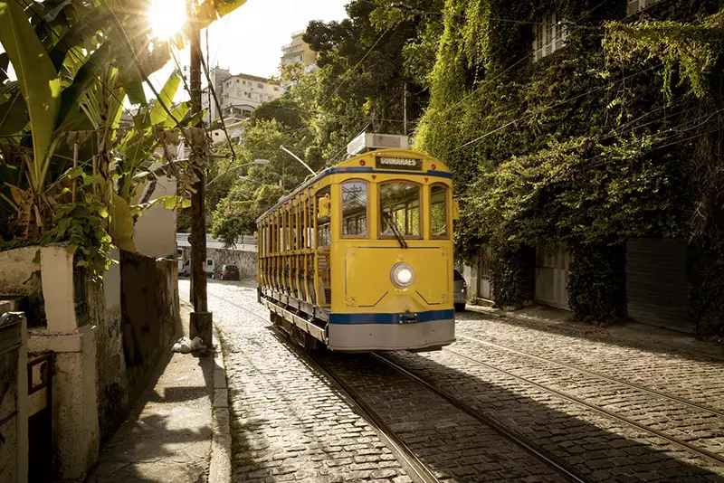 Tramway dans les rues de Santa Teresa a Rio de Janeiro