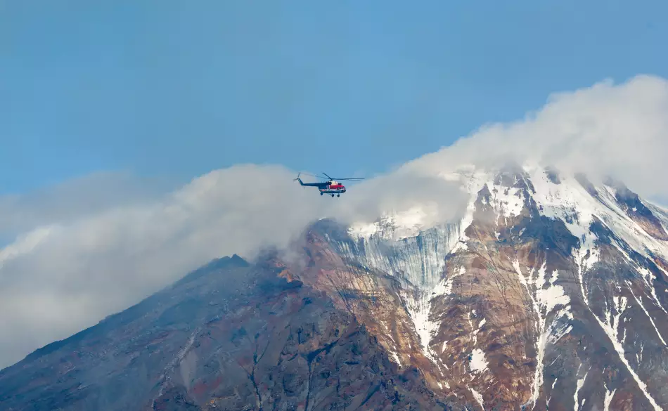 Vol d'un hélicoptère au dessus du volcan Ostry Tolbachik - Kamchatka, Russie.