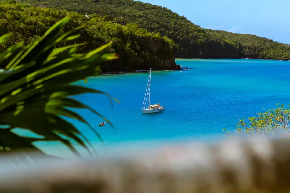 Petit bateau de croisière dans les eaux des Antilles