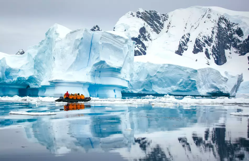 Expédition en zodiac, au cœur des icebergs, typiques de l'Antarctique