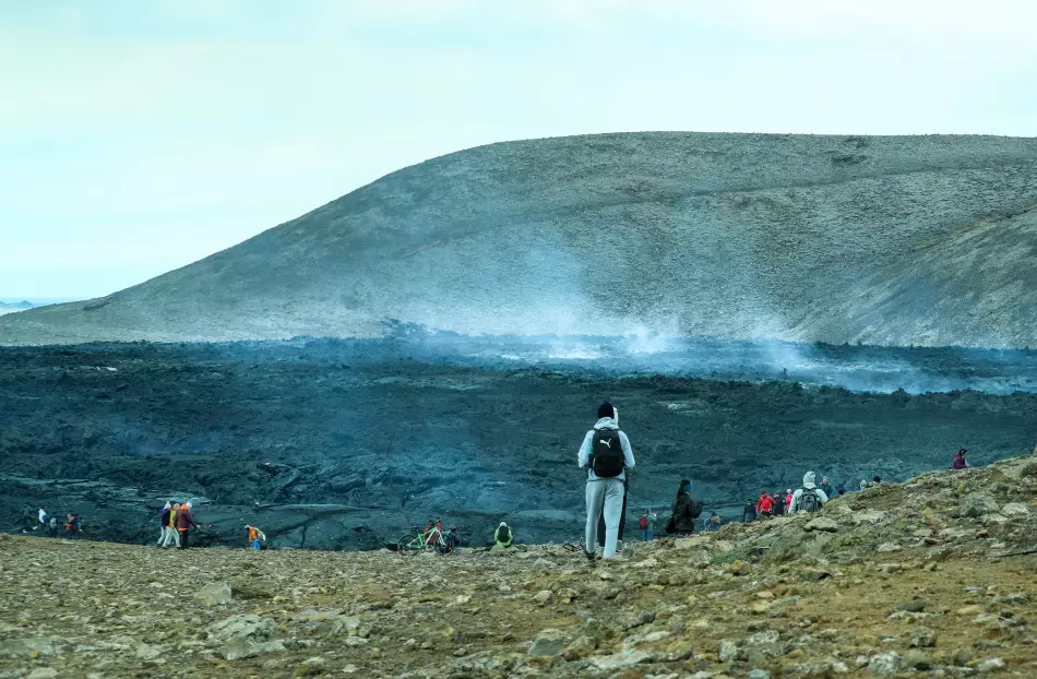La foule se presse pour observer l'activité du volcan Fagradalsfjall en Islande