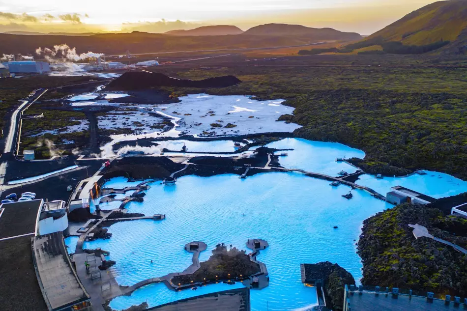 Vue d'ensemble du Lagon bleu et de ses installations en Islande
