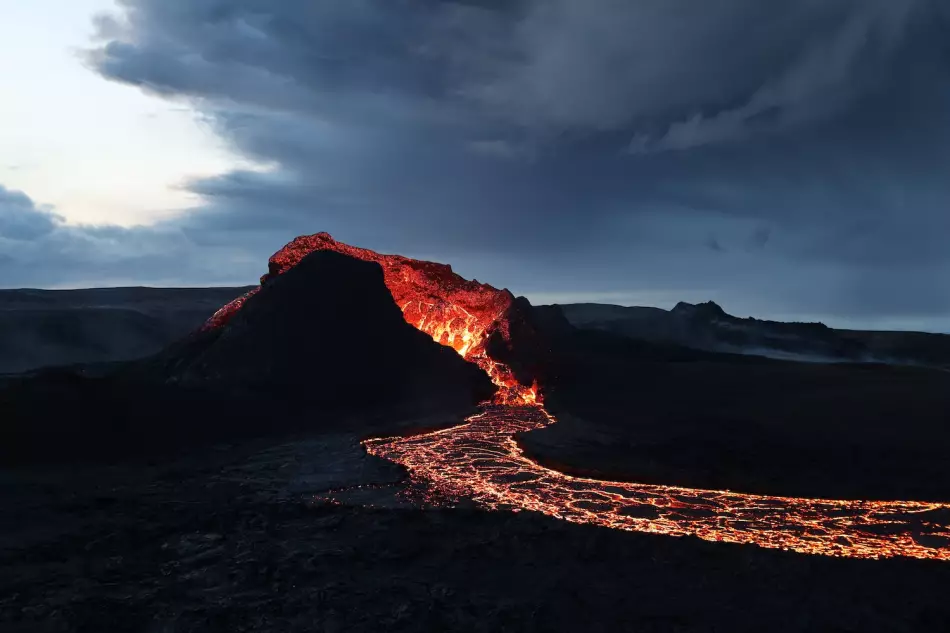 Lave qui coule au volcan de Fagradalsfjall en Islande