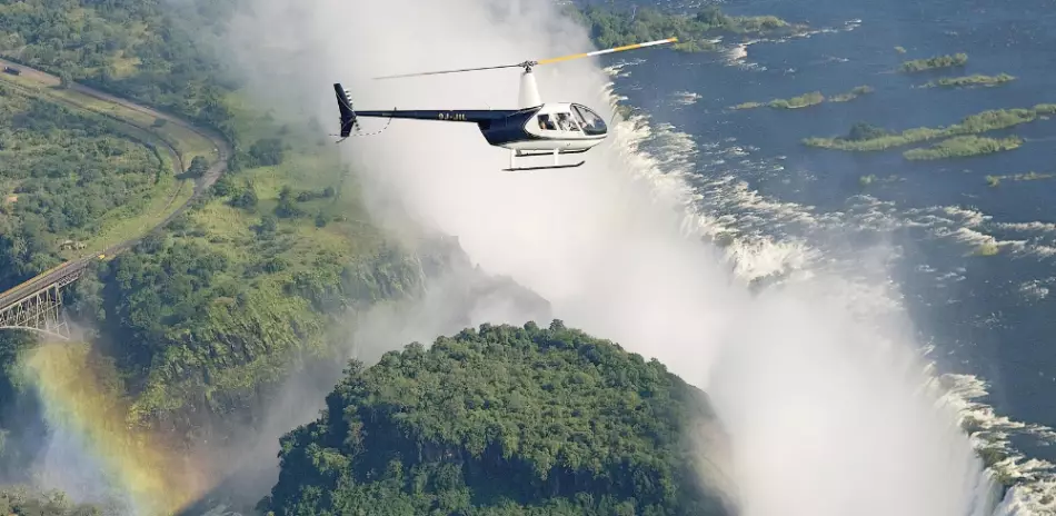 Hélicoptère survolant les chutes Victoria, entre la Zambie et le Zimbabwe