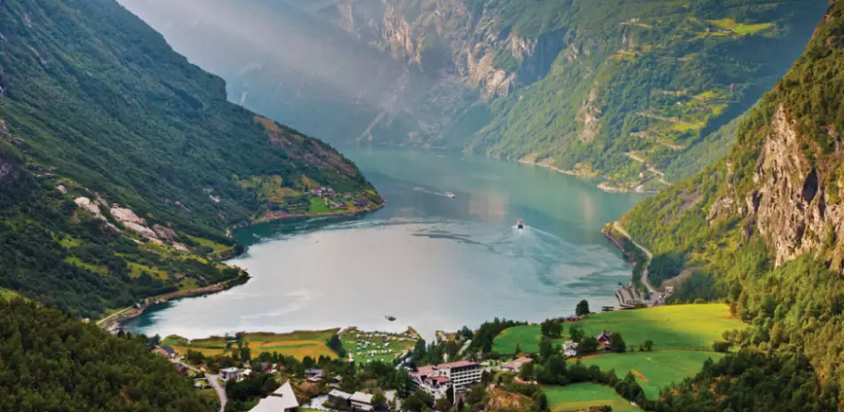 Vue aérienne du village de Geiranger, Norvège.