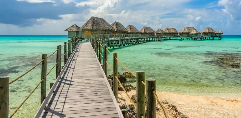 Bungalows sur l'eau à Tikehau, atoll de l’archipel des Tuamotu en Polynésie française.