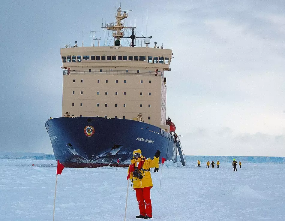 Le brise-glace russe, Kapitan Khlebnikov, lors d'une expédition en Arctique.