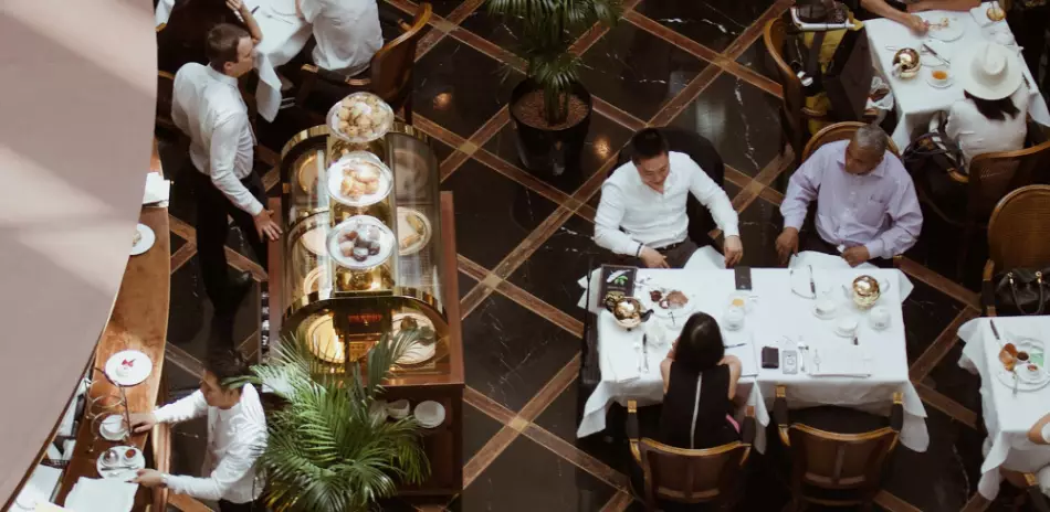 Salle de restaurant à bord d'un bateau de croisière