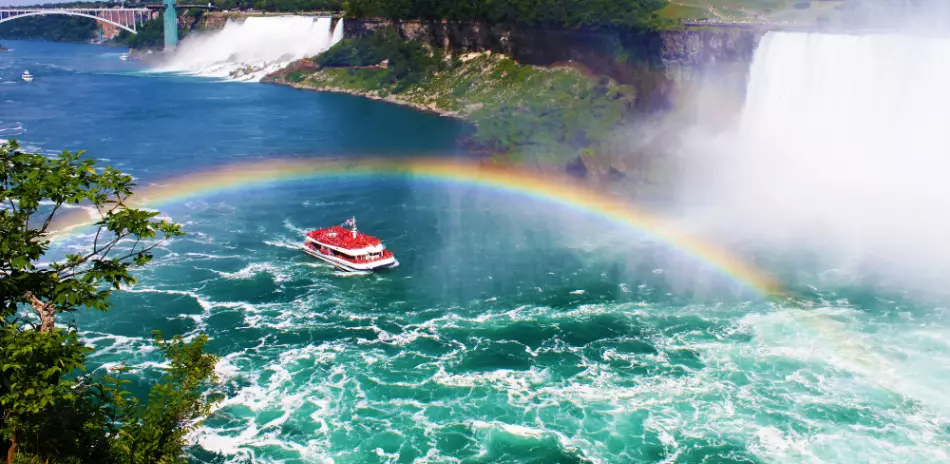 Bateau traversant un arc en ciel, chutes du Niagara, Toronto, Canada.