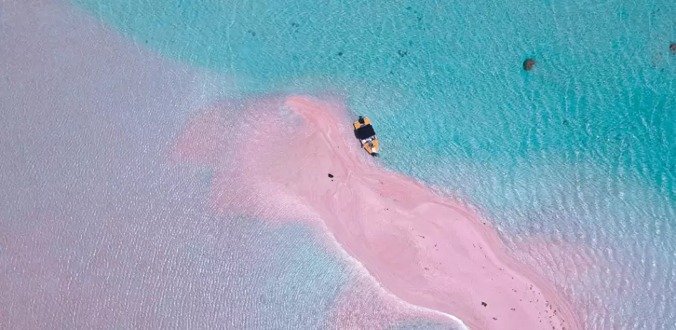 Plage de sable rose de Tikehau, île de l’archipel des Tuamotu, Polynésie Française
