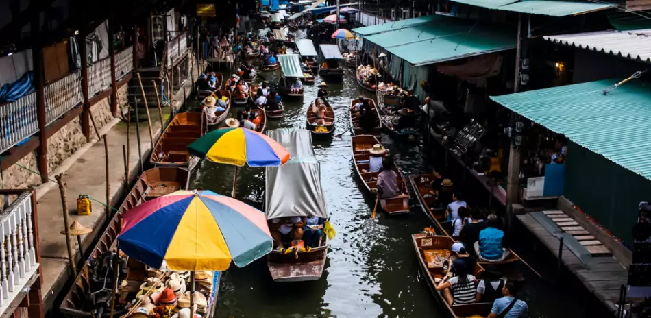 Marché flottant accessible depuis le réseaux de canaux de la ville, Bangkok, Thaïlande