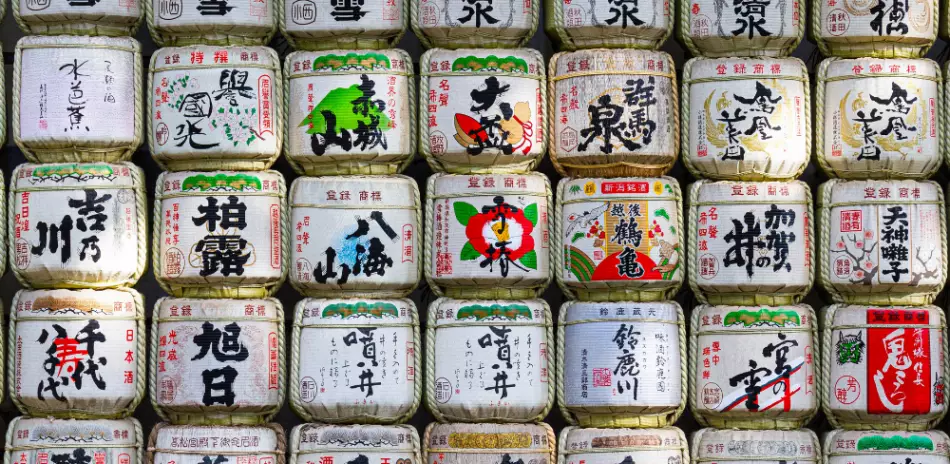 Les fûts de saké bordant l'allée menant au Meiji-jingu, Tokyo, Japon