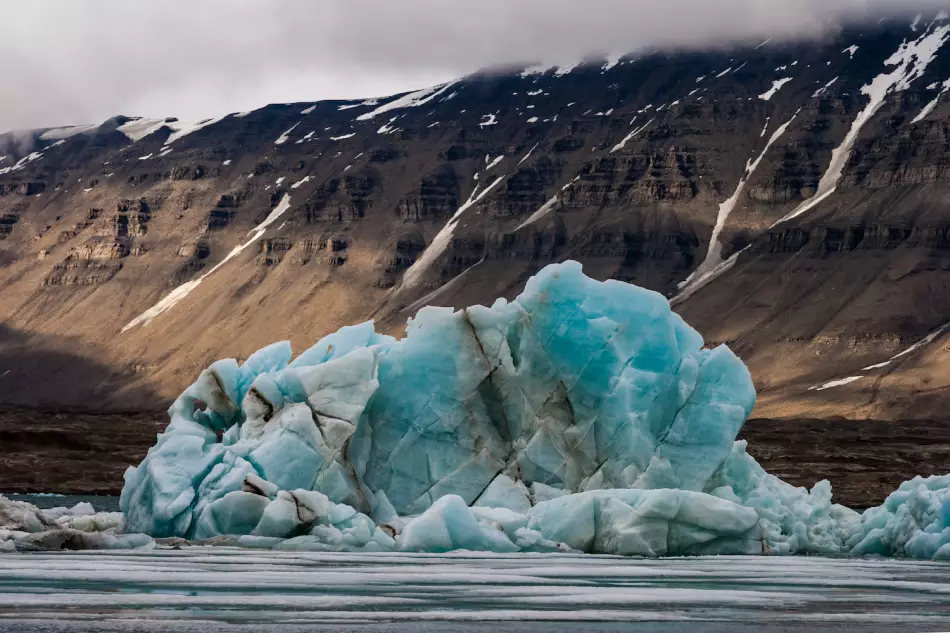 Les derniers jours d'un iceberg à Bellsund (Svalbard dans l'Arctique)
