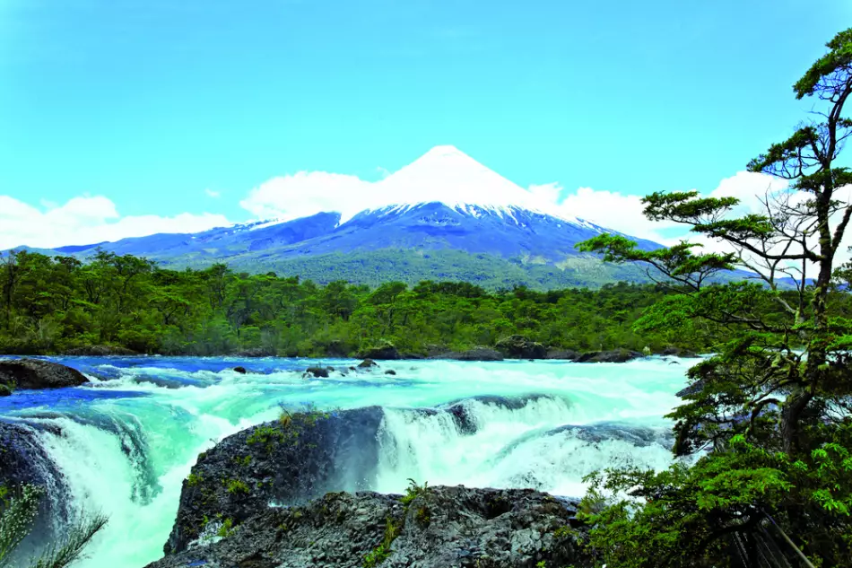 Puerto Montt : visitez aussi les chutes de Petrohue avec une vue imprenable sur le volcan Osorno