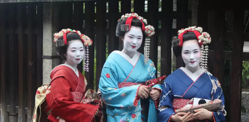 trois Geisha ;  des dames de compagnie, qui consacrent leur vie à la pratique des arts traditionnels japonais