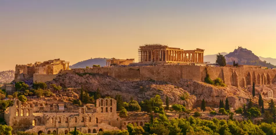 Vue sur la colline sacrée d'Athènes en Grèce : l'Acropole avec le Parthénon et l'Erechtheion