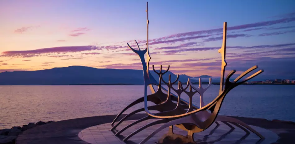 Vue sur le Voyageur du Soleil (Sólfar en islandais) : une sculpture à Reykjaviku populaire en Islande