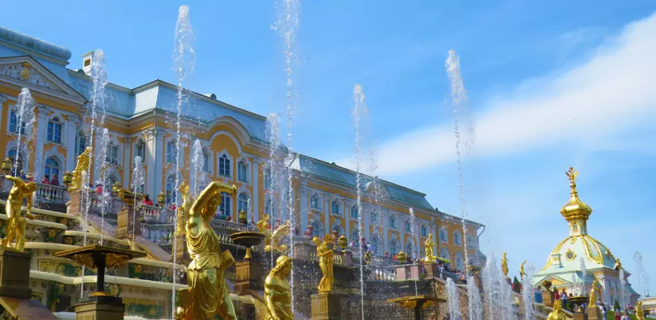 Le Palais de Peterholf de Saint-Pétersbourg et sa fontaine aux statues dorées qui domine la façade nord du palais Russe