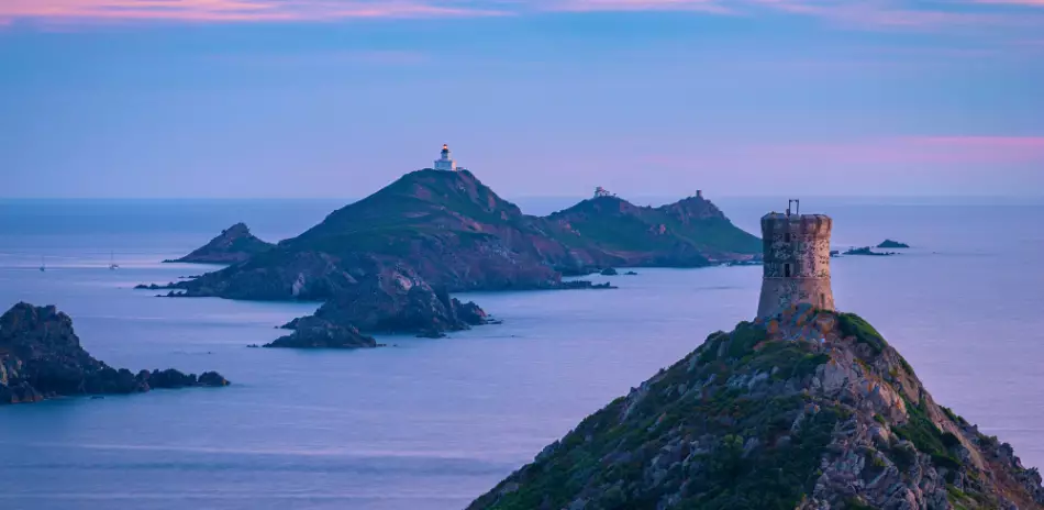 Vue sur les îles Sanguinaires depuis Ajaccio en Corse, France