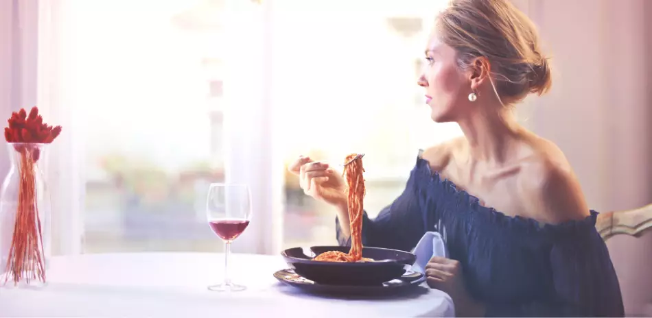Les voyageurs solo peuvent profiter pleinement de moments d'intimité, même lors des repas
