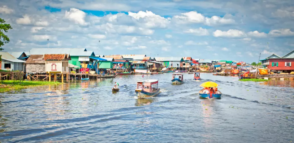 Village flottant sur les eaux du Mékong en Asie