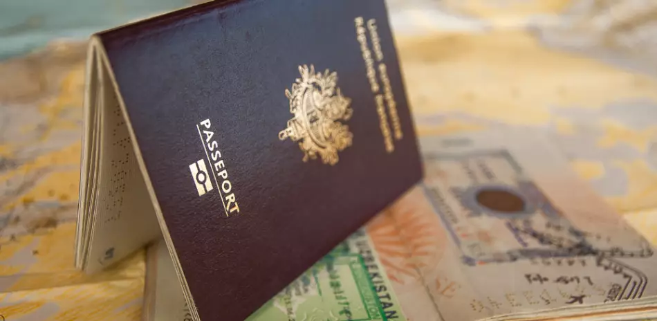 Papiers d'identité, guides touristiques, cartes bancaires… des éléments à ne pas oublier avant un départ